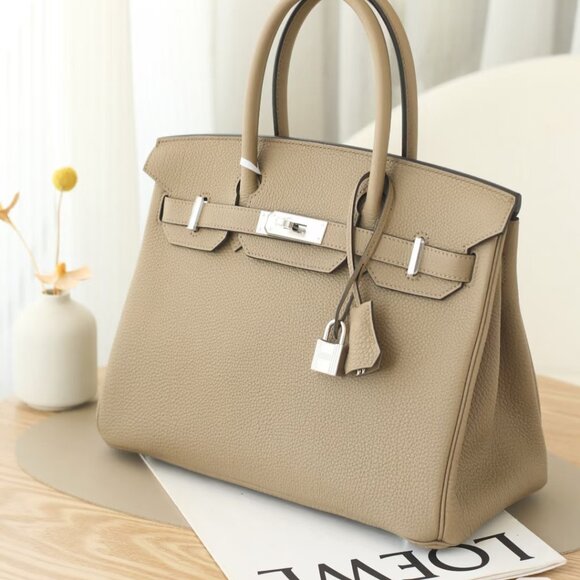 Classic Hermes Bag: A Stylish and Versatile Choice for Elegance - Picture 3 of 4